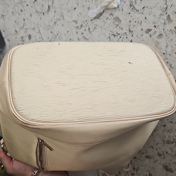 Valentino Garavani Elegant Cream Bucket Bag - Picture 11 of 13